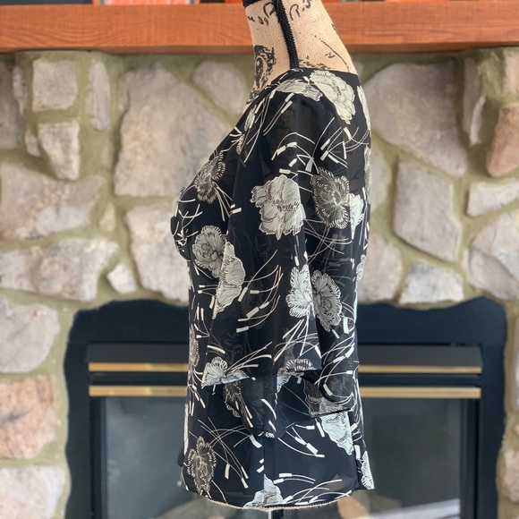 LOFT 10P Ladies Top. Black/floral semi-sheer - Picture 3 of 6